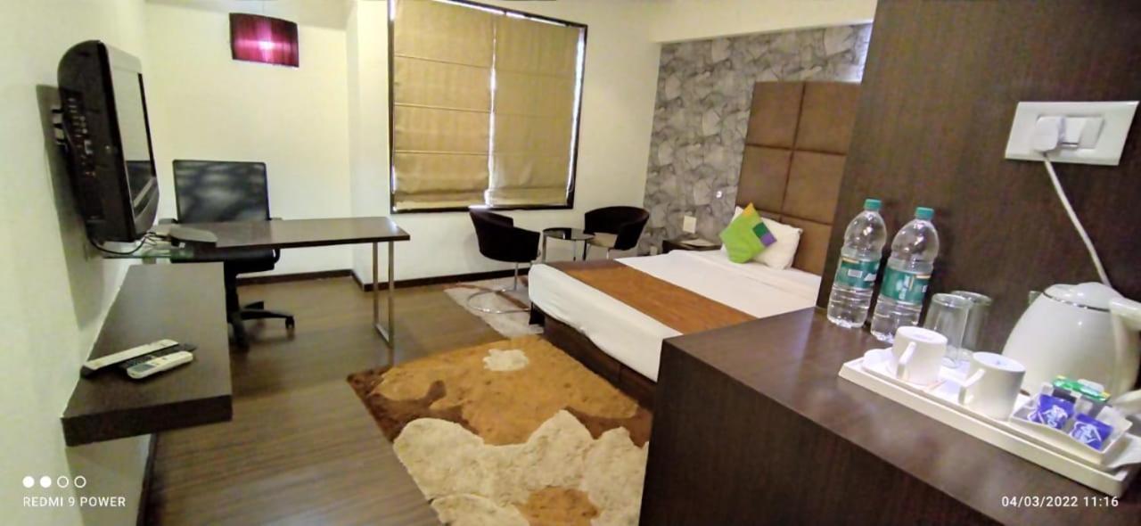Hotel LXIA Hinjewadi - Indian Nationals Only Pimpri-Chinchwad Bagian luar foto