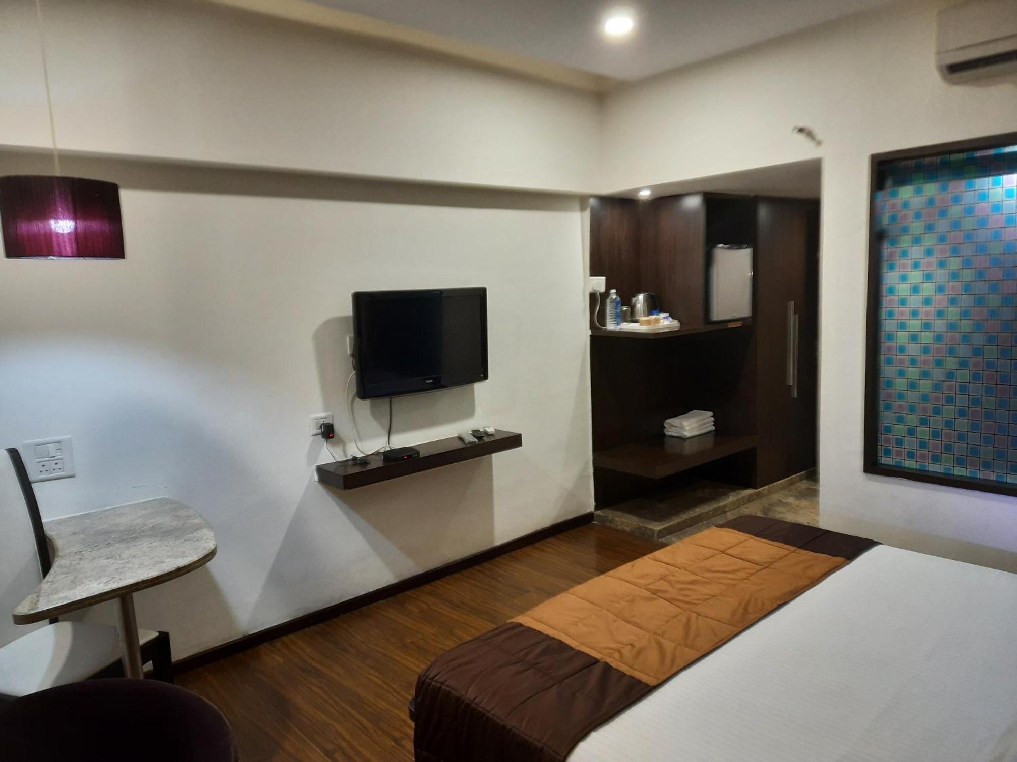 Hotel LXIA Hinjewadi - Indian Nationals Only Pimpri-Chinchwad Bagian luar foto