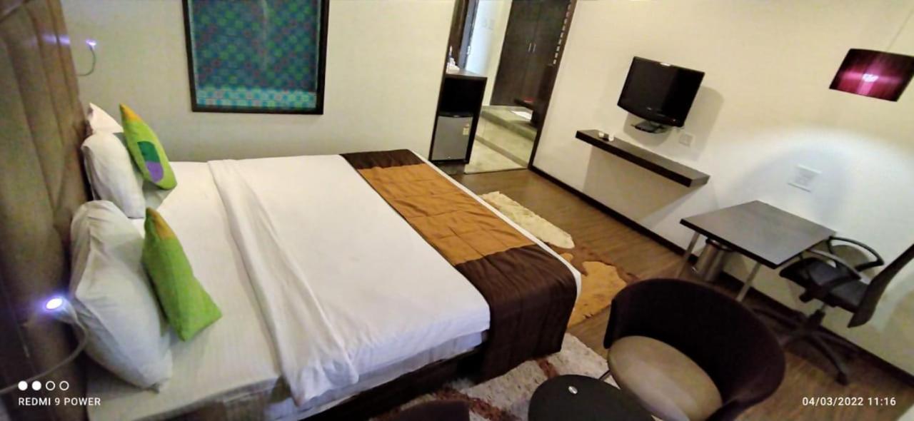 Hotel LXIA Hinjewadi - Indian Nationals Only Pimpri-Chinchwad Bagian luar foto