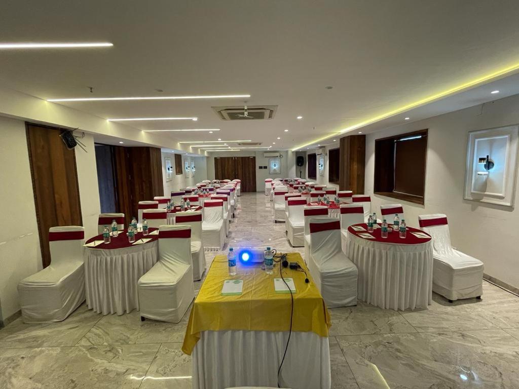 Hotel LXIA Hinjewadi - Indian Nationals Only Pimpri-Chinchwad Bagian luar foto