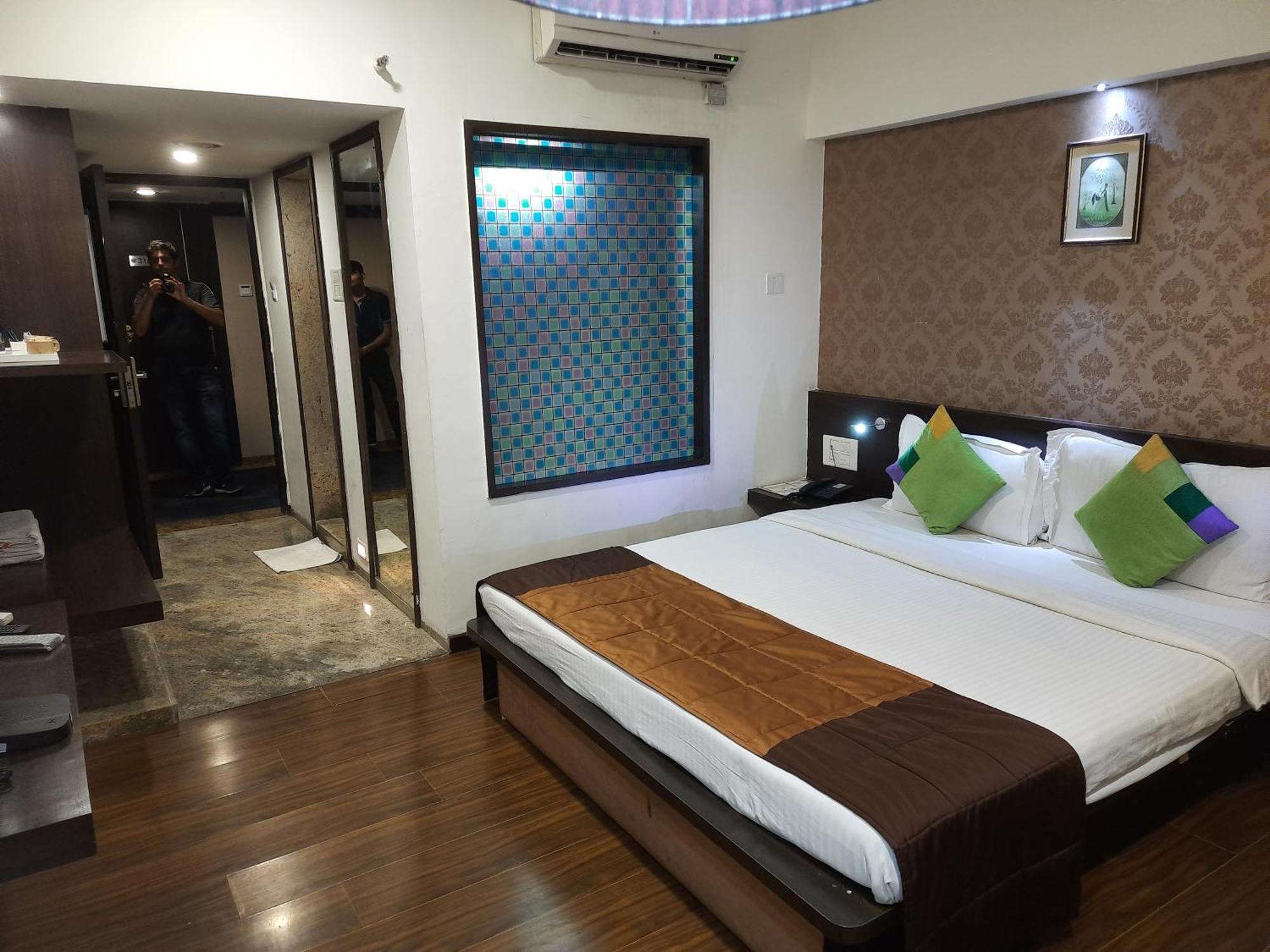 Hotel LXIA Hinjewadi - Indian Nationals Only Pimpri-Chinchwad Bagian luar foto