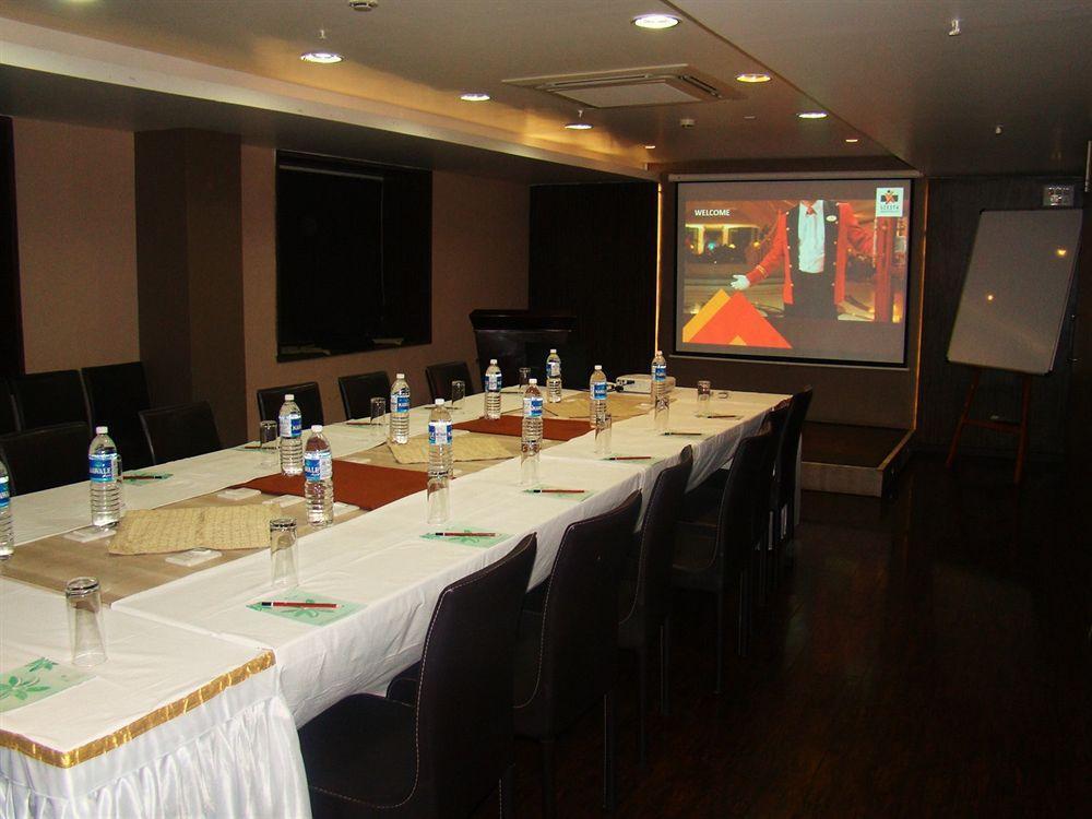 Hotel LXIA Hinjewadi - Indian Nationals Only Pimpri-Chinchwad Bagian luar foto