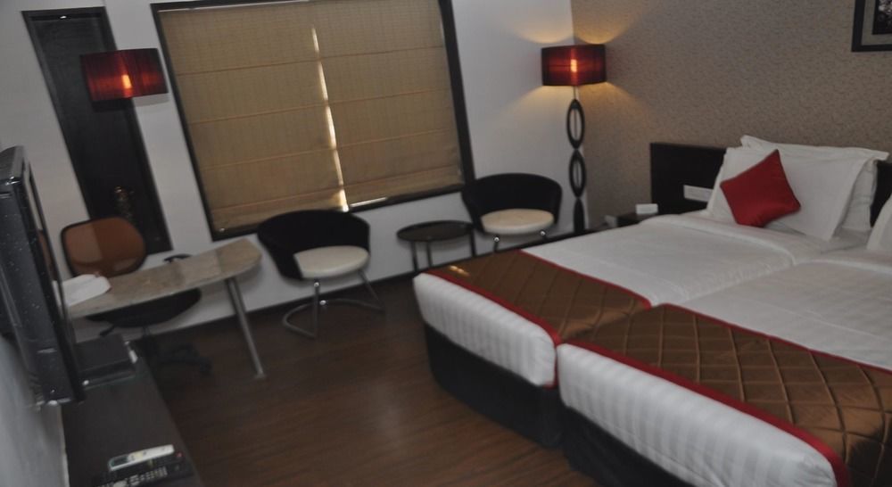 Hotel LXIA Hinjewadi - Indian Nationals Only Pimpri-Chinchwad Bagian luar foto
